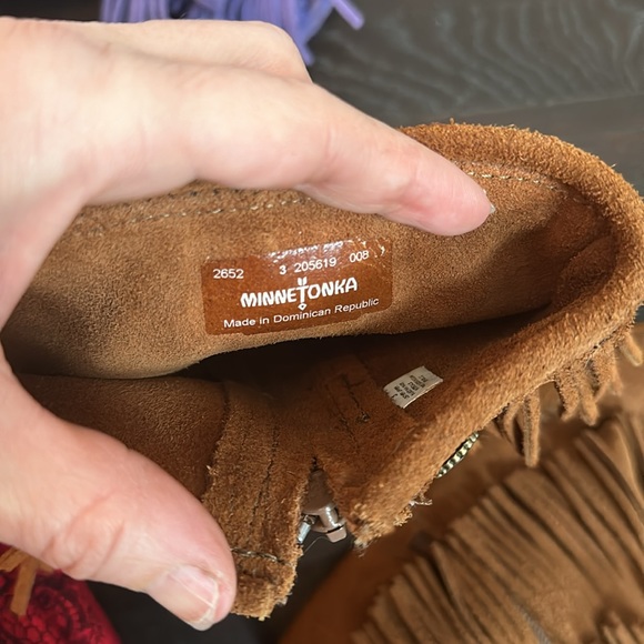 MINNETONKA SUEDE FRINGE TIER BOOTS - Picture 5 of 5